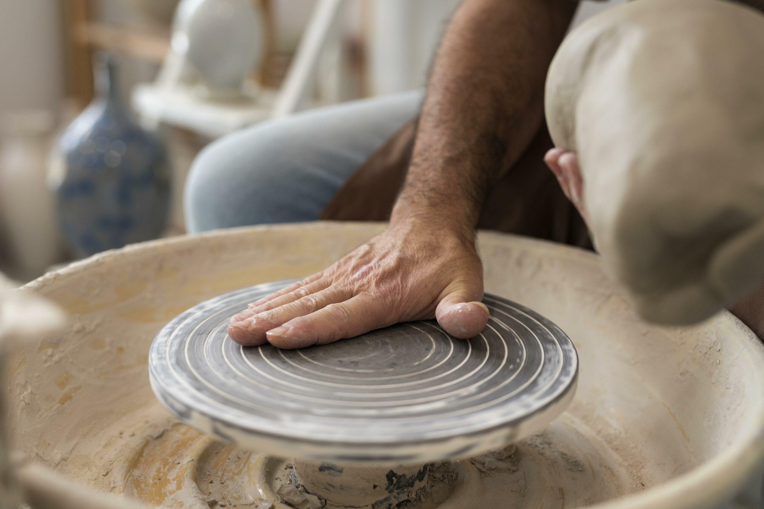 close-up-hands-doing-pottery Tour de potier, girelle