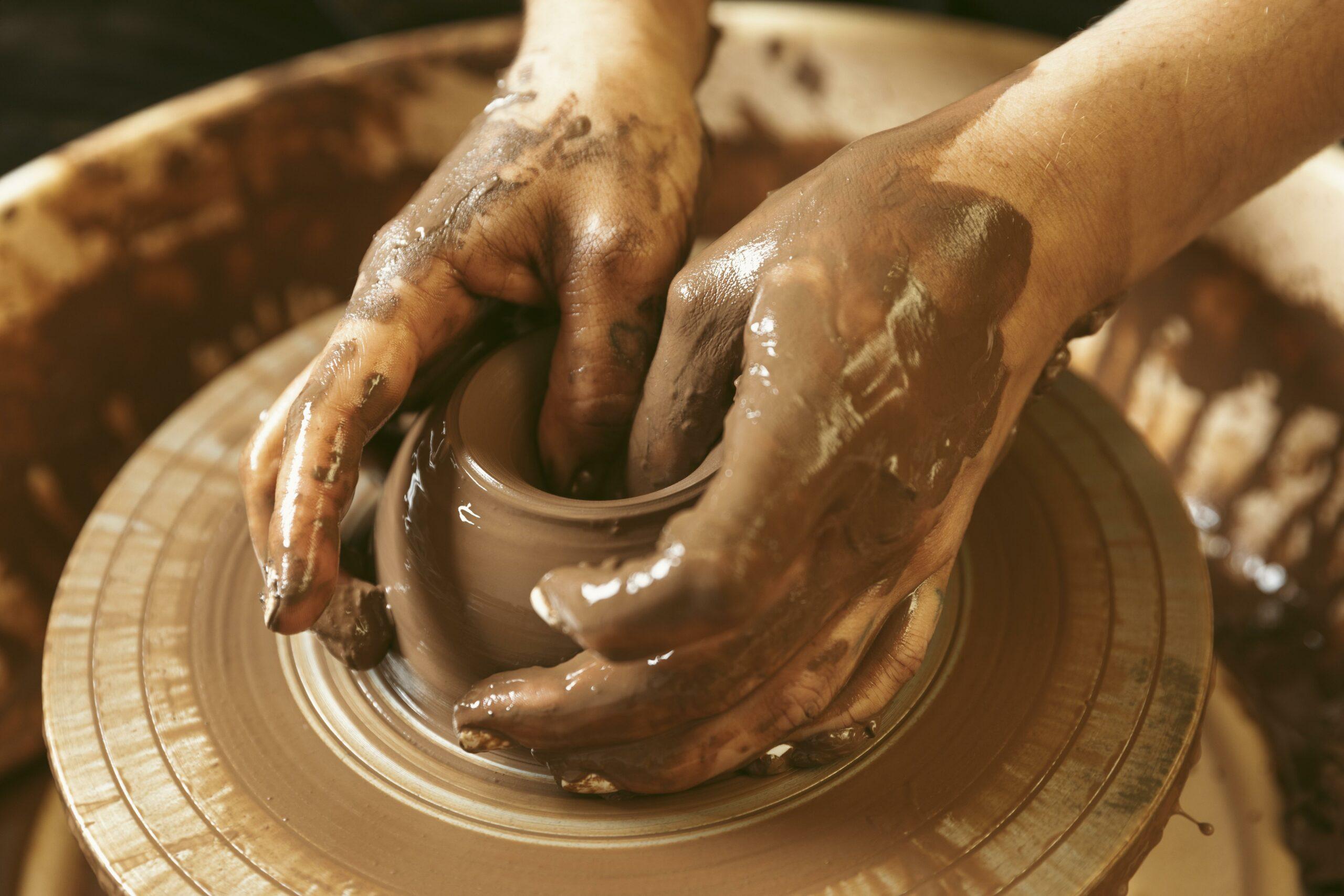 creusage Mains faisant de la poterie sur un tour de potier