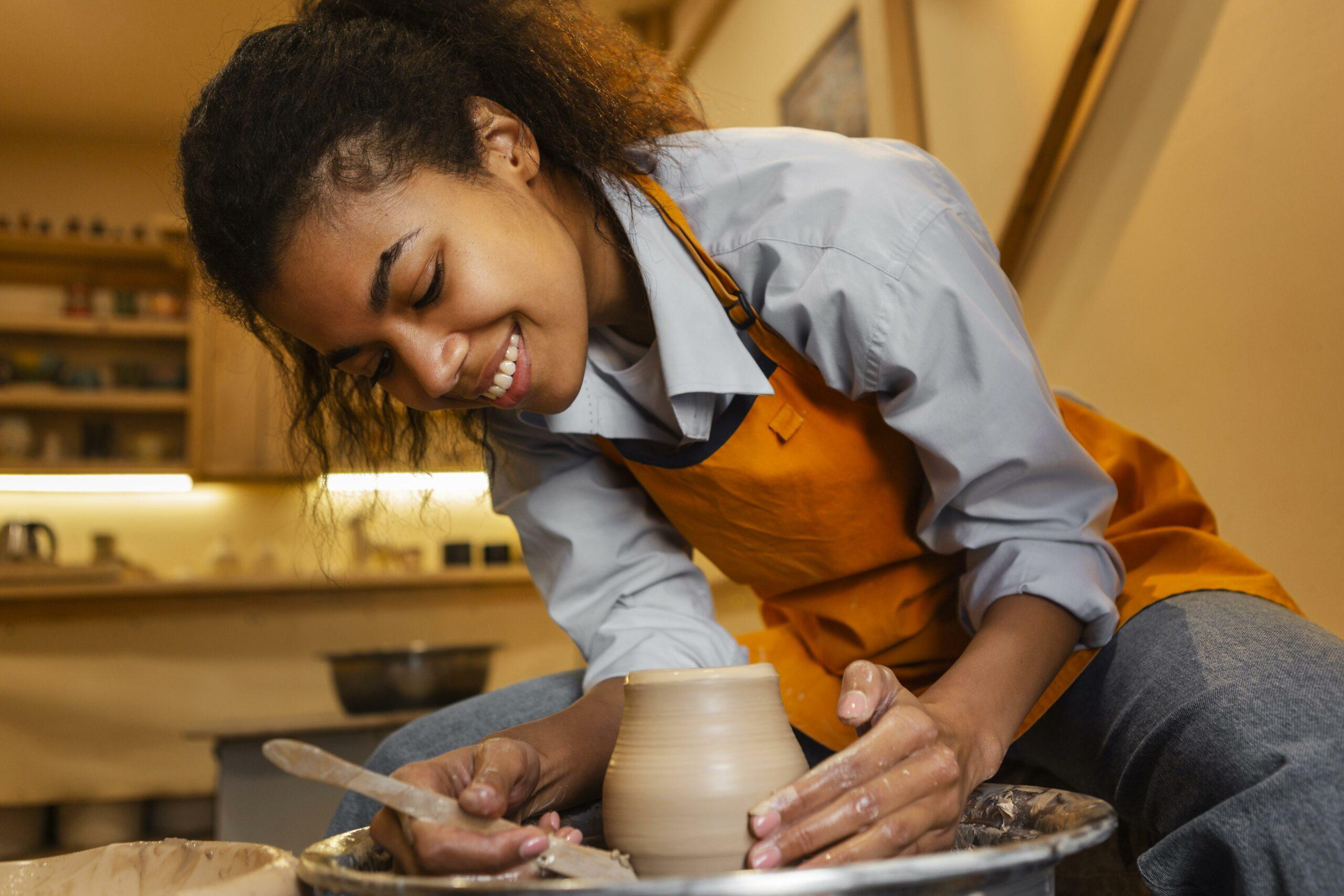 smiley-woman-doing-pottery-indoors Femme qui fait de la céramique